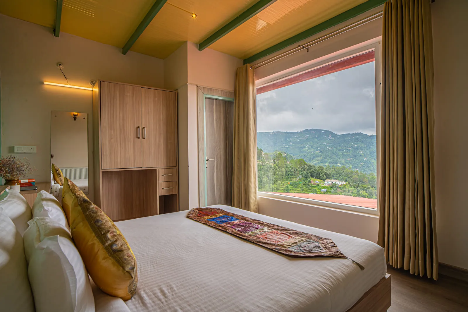 One Bedroom Suite Mountain Facing Thumbnail 2
