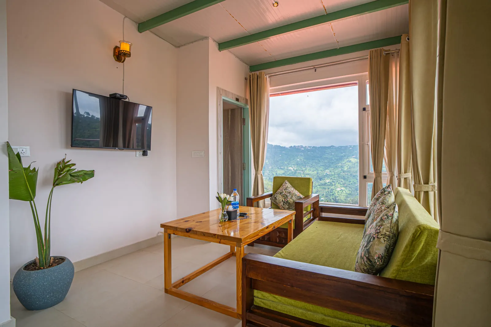 One Bedroom Suite Mountain Facing Thumbnail 6